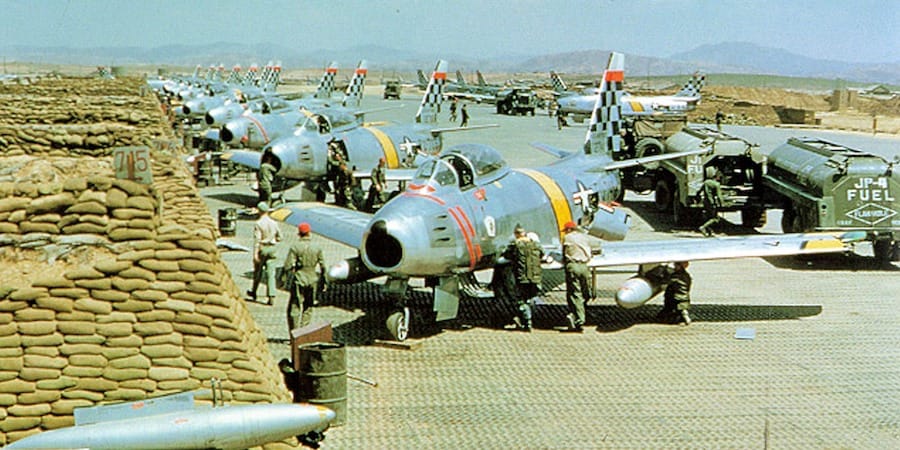 Američki lovci F-86F Sejbr pred polazak na zadatak. Jedan od američkih aerodroma u Južnoj Koreji tokom Korejskog rata