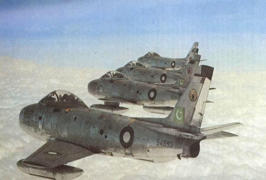 Formacija pakistanskih lovaca F-86F Sejbr u letu, nakon uspešno obavljenog zadatka tokom Indijsko-pakistanskog rata 1965. godine