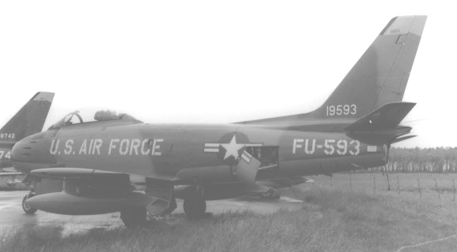 Kanader CL-13 Sejbr Mk-4 (F-86E-15) sa američkim oznakama 1957. godine, neposredno pre predaje organima JRV