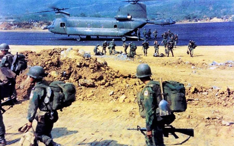 Polazak južnovijetnamskih padobranaca u borbu nakon iskrcavanja iz helikoptera CH-47 činuk
