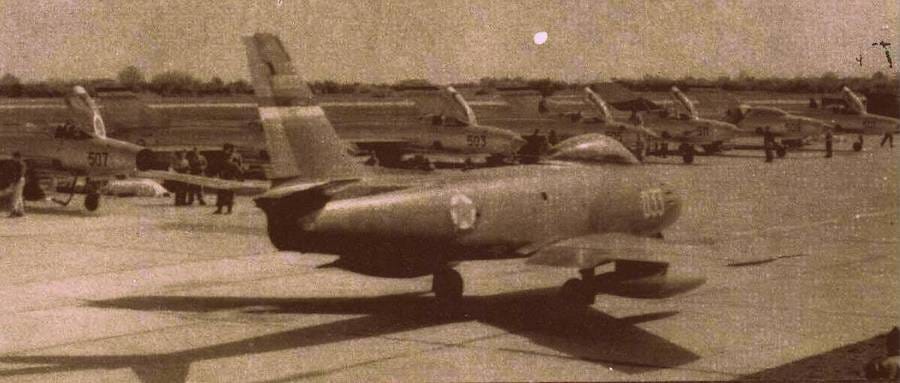 F-86E iz sastava 204. lovačkog puka pred poletanje. U pozadini aviona F-86E vide se novopristigli supersonični lovci MiG-21F-13. Aerodrom Batajnica 1965. godina