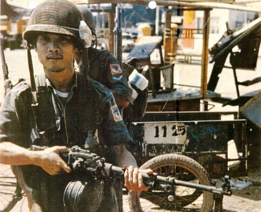 Južnovijetnamski padobranac naoružan puškomitralјezom kineske proizvodnje tip-56, tokom borbi za aerodrom Tan-Šon-Nјut. Ofanziva Tet februara 1968. godine