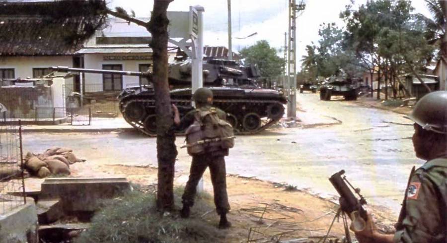 Padobranci podržani tenkovi M-41 tokom uličnih borbi u gradu Hue, februar 1968. godine