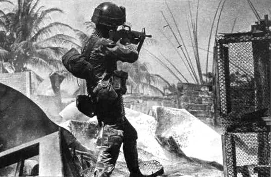 Južnovijetnamski padobranac dejstvuje iz puške M-16 tokom uličnih borbi u gradu Hue, februar 1968. godine