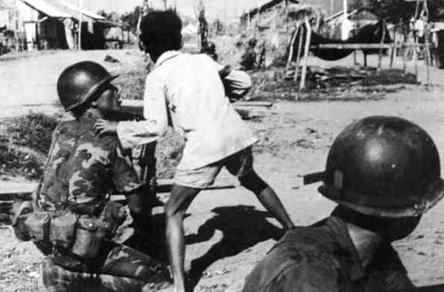 Građanin grada Hue objašnjava padobrancima gde se nalazi neprijatelј, februar 1968. godine