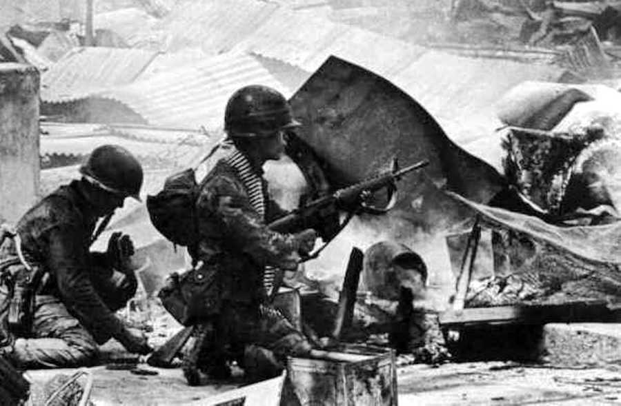 Borbe za grad Hue bile su teške i krvave. Padobranci tokom uličnih borbi, februara 1968. godine