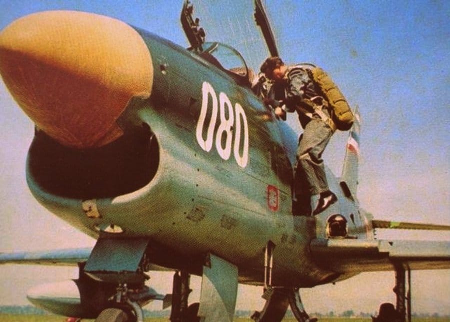 Pilot JRV pred ulazak u kabinu lovca F-86E