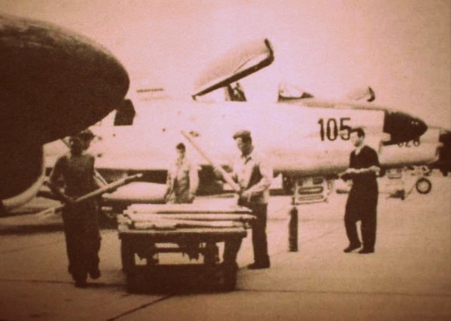 Popuna lovaca-presretača F-86D raketnim zrnima V-V Majti Maus na aerodromu Golubovci 1966. godine