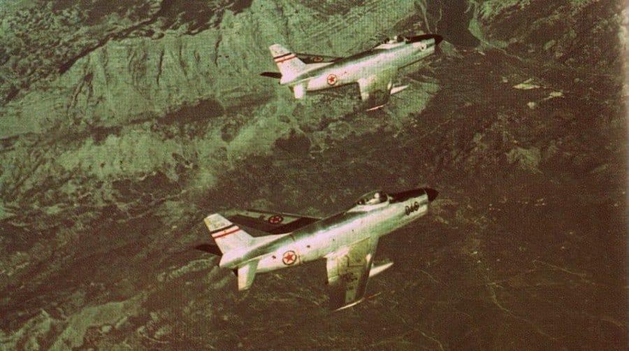 Par lovaca F-86D JRV u letu iznad Biokova.
