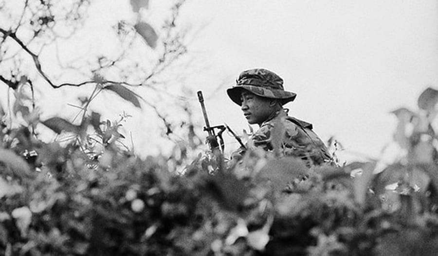 Južnovijetnamski padobranac prati pokrete severnovijetnamskih snaga osam kilometara istočno od mesta Krek. Kambodža 29. decembra 1971. godine