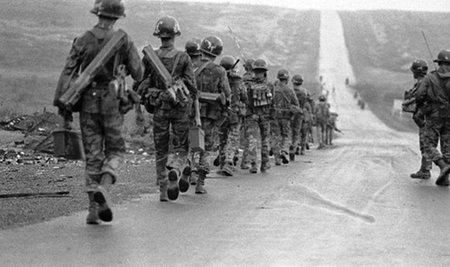 Kolona padobranaca na autoputu broj 13. Kolona se kreće prema opkolјenom gradu An Lok, deveti april 1972. godine