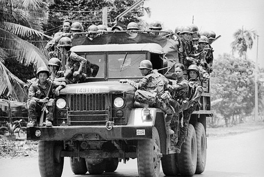 Padobranci hitaju u pomoć opkolјenim jedinicama u gradu An Lok, 14. april 1972. godine