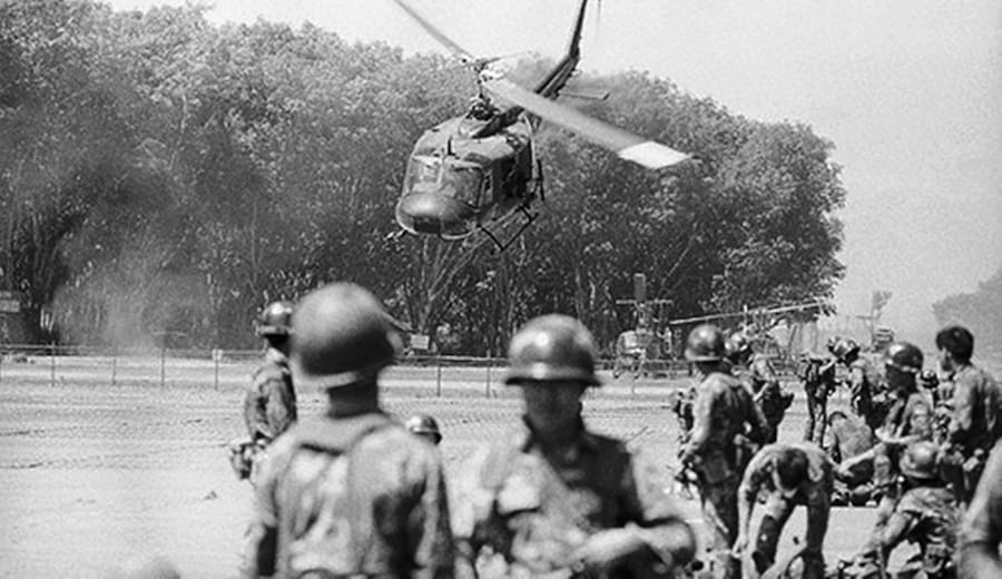 Padobranci čekaju sletanje helikoptera tokom prebacivanja ka opkolјenom gradu An Lok, 16. april 1972. godine
