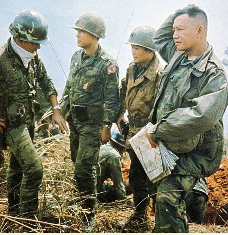Komandant Vazdušnodesantne divizije General Đa Kvak Dong sa grupom oficira na komandantskom izviđanju uoči kontraofanzive južnovijetnamskih snaga
