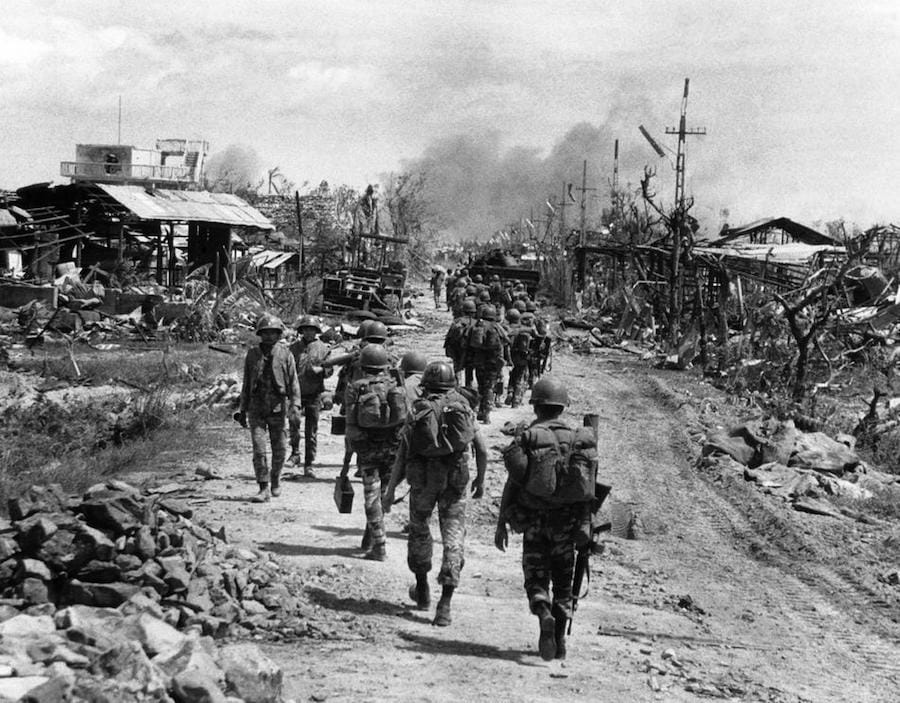 Padobranci se kreću razrušenim ulicama grada Kuang Tri, 28. jul 1972. godine