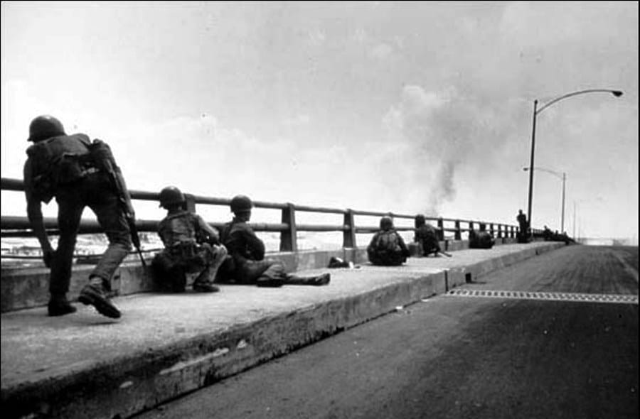 Pripadnici 12. Padobranskog batalјona tokom odbrane Nјuport mosta na reci Sajgon. I pored požrtvovanosti padobranaca sudbina Republike Vijetnam bila je zapečaćena