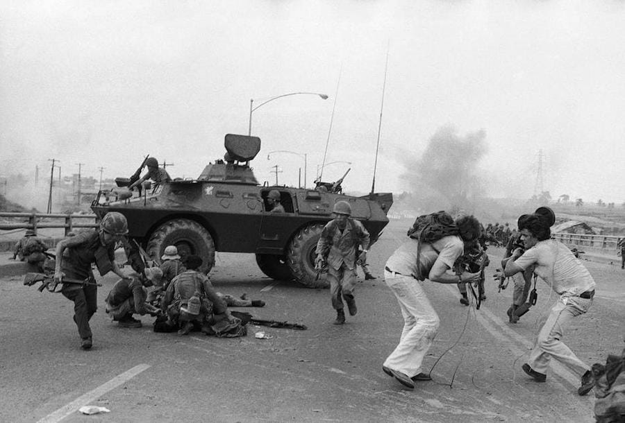 Južnovijetnamski padobranci i zapadni TV novinari pod minobacačkom vatrom snaga Vijetkonga. Bitka za Nјuport most, ponedelјak 28. april 1975. godine