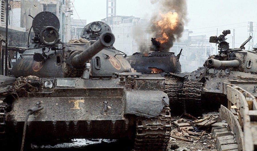 Uništeni tenkovi T-54 severnovijetnamske vojske u predgrađu Sajgona. Završne borbe u ranim jutarnjim časovima 30. april 1975. godine