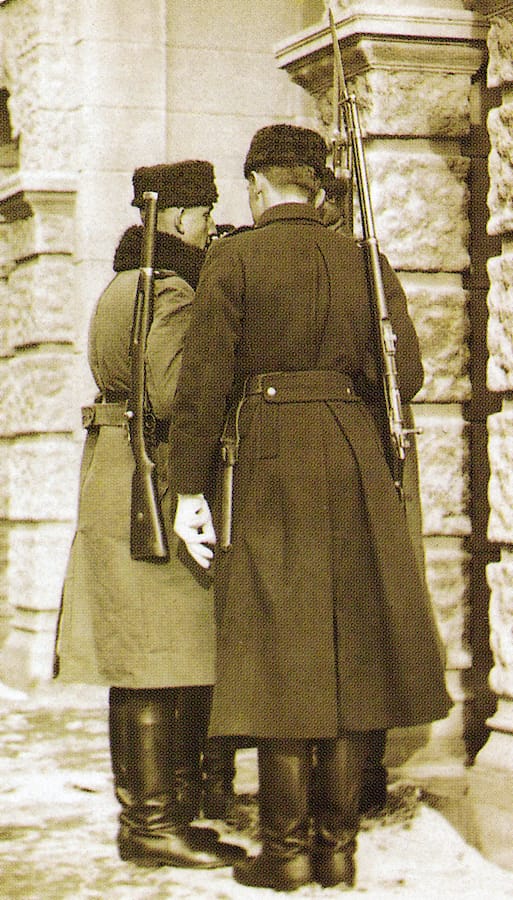 Gardisti Kraljevine Jugoslavije na straži pred Starim dvorom u Beogradu, naoružani karabinom 7 mm M11908S i puškom 7 mm M1899S sa bajonetom PLUMB.