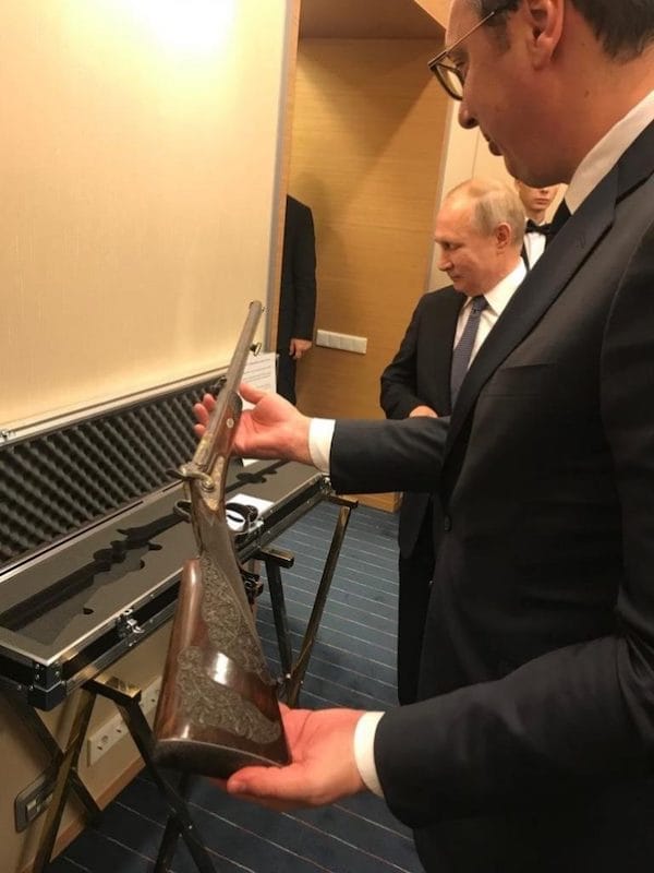 Predsednik Putin daruje pušku kneza Milana predsedniku Vučiću
