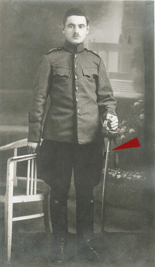 Konjički gardista Kraljevine Jugoslavije sa sabljom M1895 sa jednom alkom
