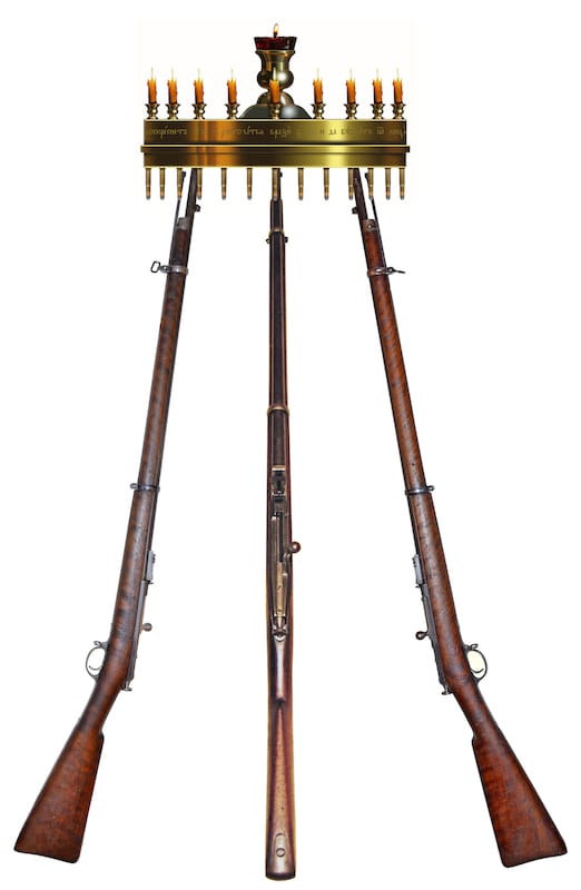 Svećnjak je bio izrađen od tri jednometne pešadijske puške 4,2''' sistema Berdan M1870 g. i odgovarajuće municije. Rekonstrukcija B. Bogdanović.