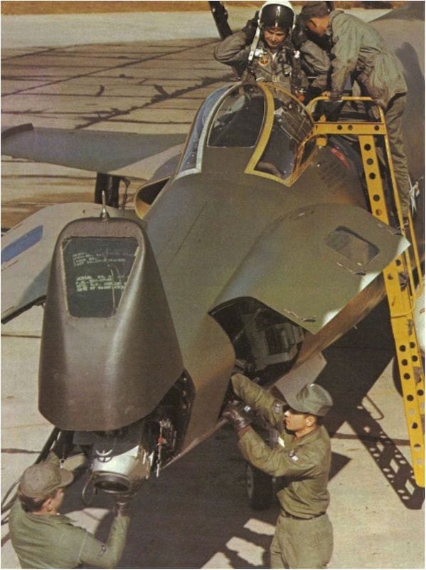 Izviđački avion RF-IOIC Voodoo tokom priprema za jedan od izviđačkih zadatak iznad Vrjetnama. Tehnički sastav postavlja aero-foto kameru KA-1 u nos aviona