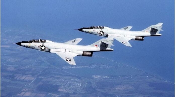 Par lovaca-presretača F-101B Voodoo u letu. Za presretačke zadatke u sistemu PVO SAD bila je namenjena dvoseda verzija aviona Voodoo