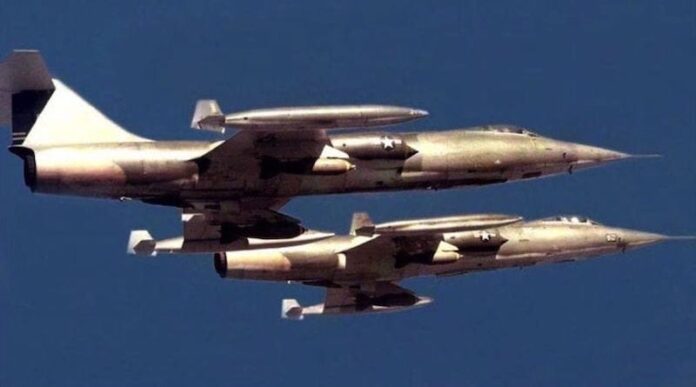 Lovci F-104C Starfighter naoružani sa po dve bombe mase 454 kg, iz sastava 479. taktičkog borbenog vinga u letu iznad Vijetnama oktobra 1966. godine