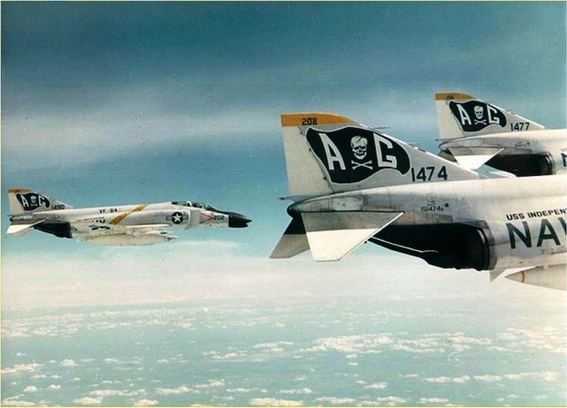 40. Prvi serijski primerci aviona Phantom-II. bili su verzije F-4B. Lovački avioni F-4B Phantom-II iz sastava momaričkog skvadrona VF-84. vazduhoplovne komponente nosača aviona CVA-62 Independece u letu