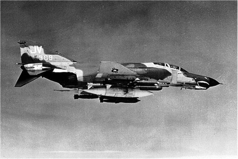 Najsavršenija serijski proizvođena verzija lovca Phantom-II. označena je kao F-4E. Lovački avion F-4E Phantom-IIR'V SAD {USAF) u letu iznad Vijetnama. 1969. godine