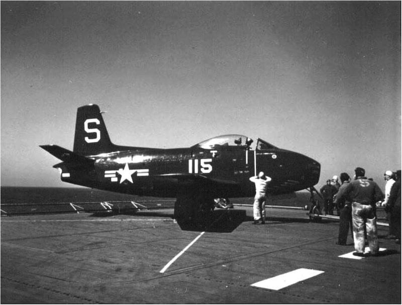 Momarički lovački avion FJ-1 Fury na nosaču aviona CV-21 Boxer