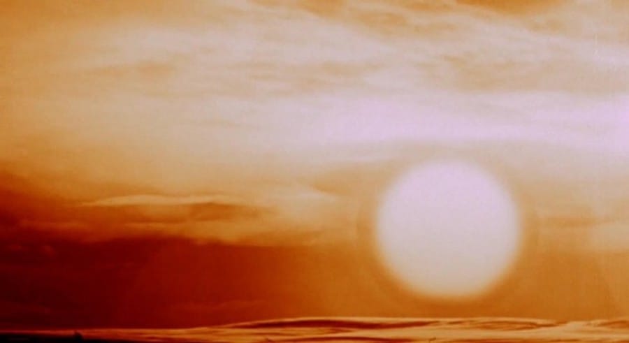 Vatrena lopta koju je napravila RDS-220 Bomba iznad Novaje Zemlje, 11:32 ujutro, 30. oktobara 1961. Vatrena lopta je dostigla prečnik od 8 kilometara. Udarni talasi koji se odbijaju od tla izazvali su blago spljoštenje dna vatrene lopte.