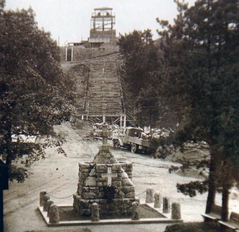 Stari spomenik u vreme izgradnje mauzoleja. AS, ZF-16