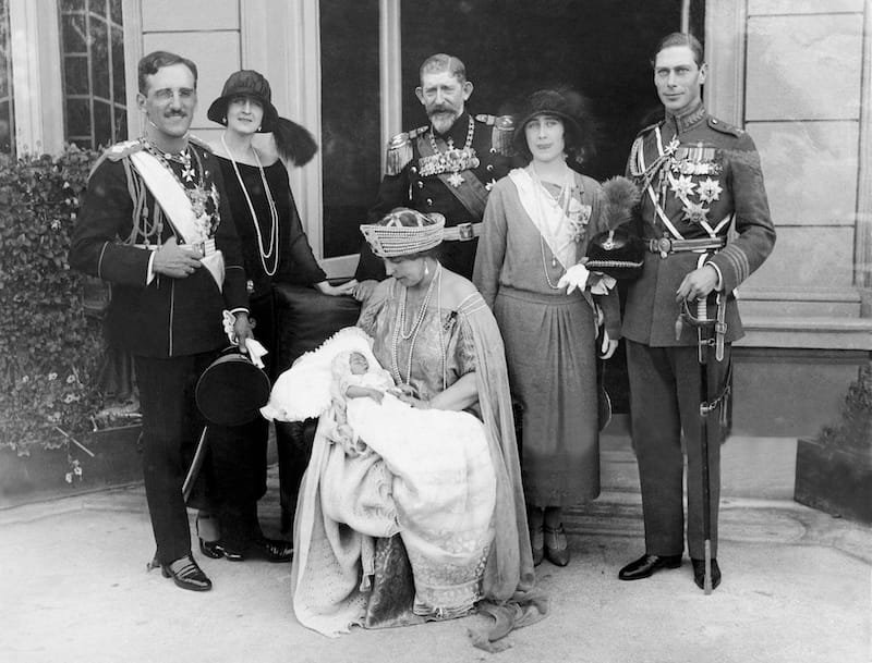 Krštenje: Kralj Aleksandar I, grčka kraljica Jelisaveta, kralj Rumunije Ferdinand I, vojvoda od Jorka Albert (budući kralj Džorž VI), , vojvotkinja od Jorka Elizabeta. Sedi kraljica Marija sa princom Petrom u krilu. 