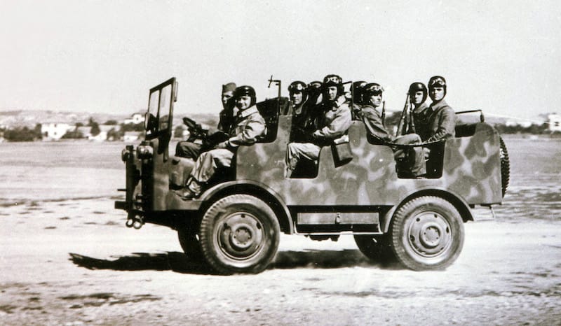 Padobranci na vezvi 1940 u autokareti OM 36DM