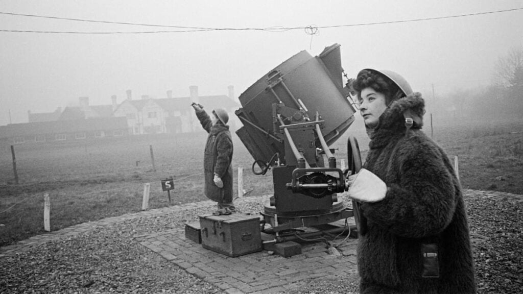 Pripadnica A.T.S. reflektorom pretražuje nebo. 9 januar 1943. 