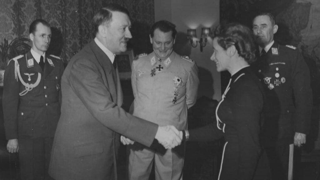 Hana Rajč se rukuje sa Hitlerom. Heinrich Hoffmann/ullstein bild/Getty Images