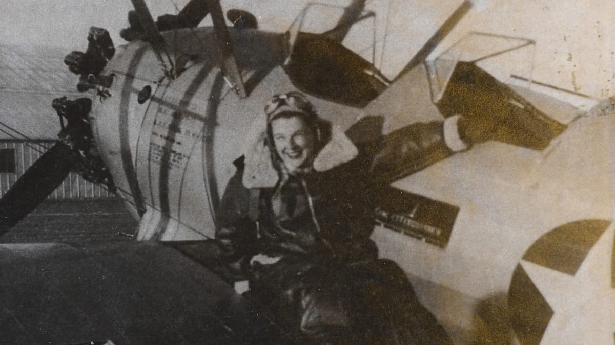 Jane Tedeschi kraj jednog od aviona na kome je letela tokom rata kao pripadnica WASP, grupe formirane da u vazduhoplovstvu zamene muške pilote upućene na frontove.Džejn je jedna od 1100 pilota-žena koje su završile borbenu obuku na avionima. Andy Cross/Denver Post/Getty Images.