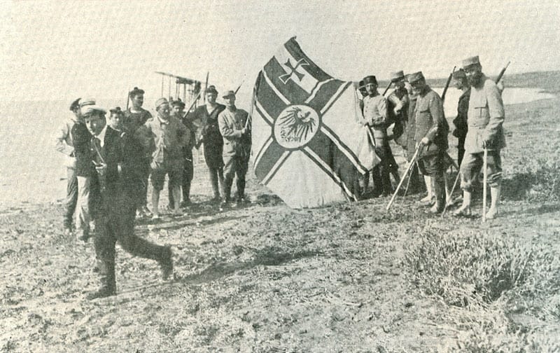 Francuzi sa zaplenjenom nemačkom zastavom.