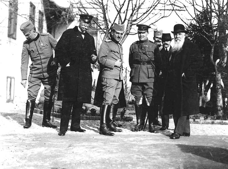 Lipton sa princom-rehentom Aleksnadrom, Nikolom Pašićem i pukovnikom Vilijemom Hanterom, šefom britanskih misija