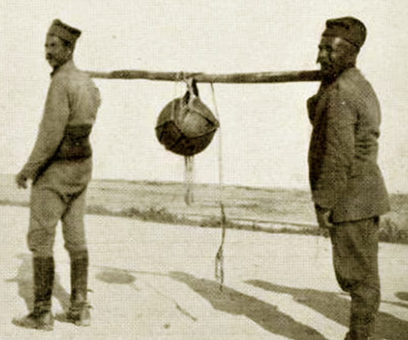 Srpski vojnici prenose u Solun bombe od 60 kg.pronađene u cepelinu LZ-85.