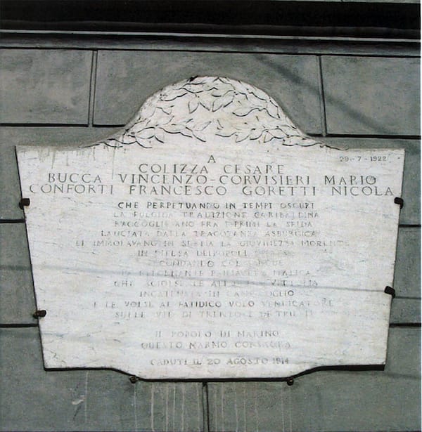 Komemorativna ploča posvećena dobrovolјcima poginulim 20. avgusta 1914, otkrivena 29. jula 1922. na trgu Mateoti u Marinu