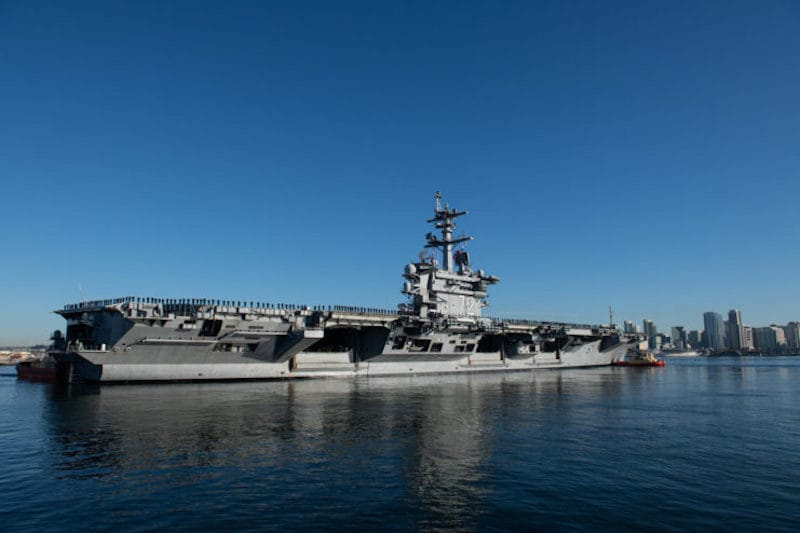 USS Abraham Linkoln prolazi kroz zaliv San Dijega radi redovnog raspoređivanja, 3. januara 2022. (Foto: Američka mornarica / MC1 Kelbi Sanders)