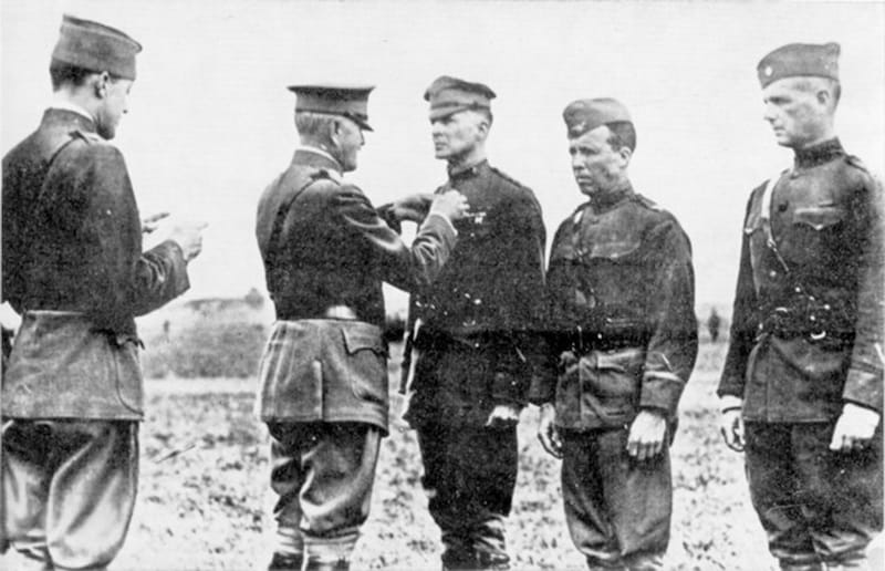 General Peršing 1918. odlikuje Daglasa Makartura (treći s desna) Krstom za zasluge. Podpukovnik Donovan (prvi s desna) čeka da primi Medalјu časti