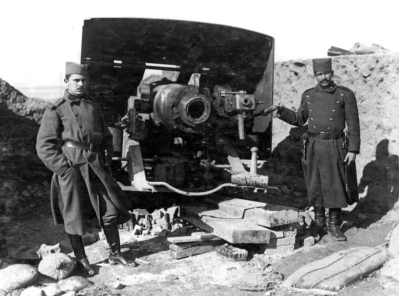 Srpski artilјerci pokraj topa M1893 na Vračaru, onesposoblјenog 28. decembra 1914. godine. MGB, Fi1 507.