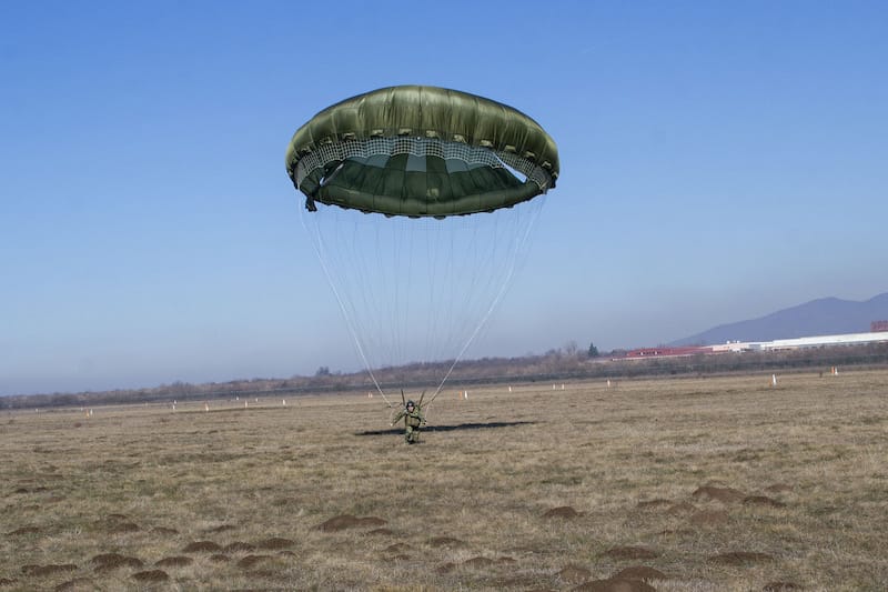 Prvi padobranski skokovi vojnika na služenju vojnog roka