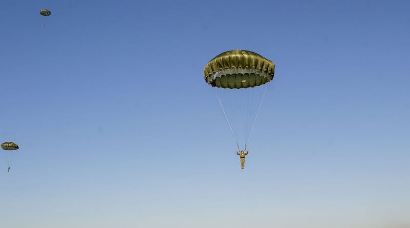 Vojnici generacije "septembar 2021" koji vojni rok služe u 63. padobranskoj brigadi uspešno su izveli svoj prvi skok u okviru završnog dela osnovne padobranske obuke.