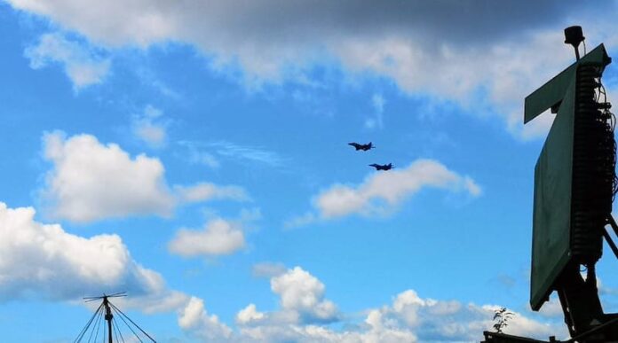 U jedinicama 126. brigade vazdušnog osmatranja, javljanja i navođenja u toku je redovna obuka oficira za navođenje borbene avijacije u lovačkoj nameni i pružanje navigacijske pomoći vazduhoplovima u vanrednim okolnostima.