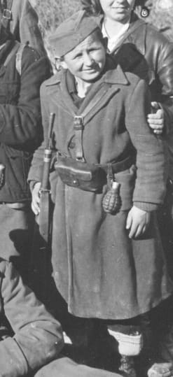 Boško Buha 1942 nosi bombu M35-41
